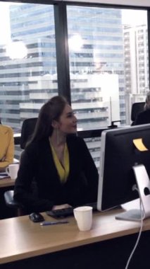 Kıdemli lider takım üyelerine tavsiye konuşması yapıyor. Modern ofisteki masada yaratıcı iş adamları buluşuyor. Çok kültürlü iş ekibi..