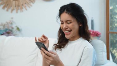 Genç bir kadın internet üzerinden alışveriş yapmak için internet üzerinden internet üzerinden internet üzerinden alışveriş yapıyor. Modern ve konforlu çevrimiçi alımlar güvenli ve uygun alışverişleri sağlar.