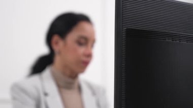 Ofiste çalışan kulaklık takan işadamları uzak müşteri ya da meslektaşlarını desteklemek için çalışıyorlar. Çağrı merkezi, tele pazarlama, müşteri destek acentesi telefon görüntülü konferans görüşmesi için hayati önem taşıyor.