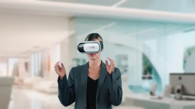 Kadın, sunucuya dijital 3d ağ teknolojisi animasyonu yüklemek için ofis değişikliğinde analiz edilmiş finansal grafik veri analizinin VR bardaklarını açmaya başla. Kısıtlanma.