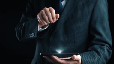 Yapay zeka mühendisliği, büyük veri ve yapay zeka makinesi kavramında yapay zeka beyin işlemcisiyle iş desteği için üretken yapay zeka kullanmayı öğrenen insan etkileşimi. Kullanıcı Kimliği