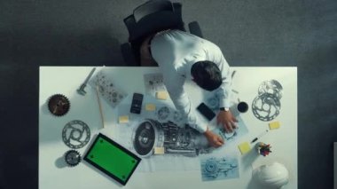 Profesyonel mühendis yazma ve planlama türbininin motor dizaynında zaman kaybı. Bu sırada toplantı masasında teçhizat ve elektronik jeneratörle birlikte oturuyoruz. Teknisyen not alıyor. Hizalama.