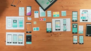 Cep telefonu arayüzü ya da yazılım programı için simge seçerken tablet tutan yazılım geliştiricisinin en üstteki görünümü. Kablo prototipi geliştirmek için Ux Ui tasarımı kullanarak başla. Cemaat.