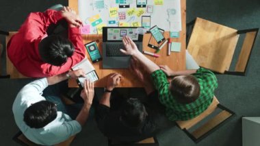 Proje yöneticisinin cep telefonu arayüzü için Ux Ui tasarımı üzerinde çalışırken beyin fırtınası zihin haritası kullanarak yazılım programı tasarlamasının en üst görünümü. Zaman aşımı. Cemaat.