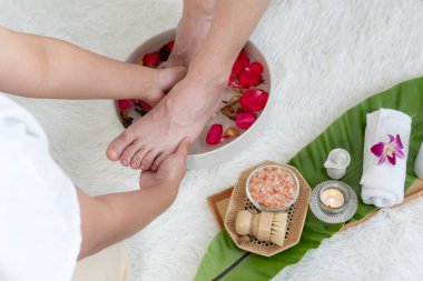 Kadınlar lüks spa salonlarında keyifli ayak masajlarına devam ederken, masör de hafif gün ışığı atmosferinde refleksoloji terapisi veya otel ayak spa 'sında. Sessiz.