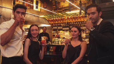 Arkadaş grubu ya da çift kadeh kaldırırken Paloma, Margarita, Eski moda ve Martini bardağında barmen arka planındaki özel partiyi kutluyorlar. Vinosity.