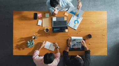 Kafkas iş adamlarının fikir ve yazı raporlarını paylaştığı en üst düzey hava görüşü. Profesyonel çeşitlilikteki insanlar birlikte çalışıyor ve pazarlama planını grafikle buluşturuyorlar. Cemaat.