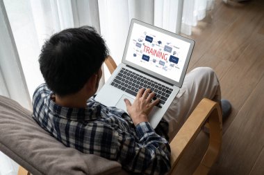 Öğrencilerin internet ağında rahatça çalışabilmeleri için yazılımlı e-öğrenme sitesi