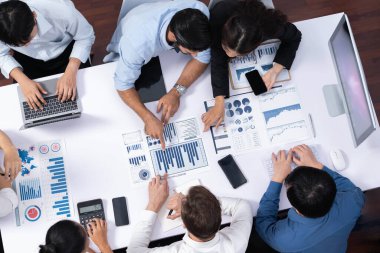 Üst düzey analist ekibi toplantı odasındaki mali verileri analiz etmek için BI Fintech 'i kullanıyor. İş anlayışı ve stratejik pazarlama planlaması için kağıt üzerinde analitik BI gösterge paneli. Tedbirli