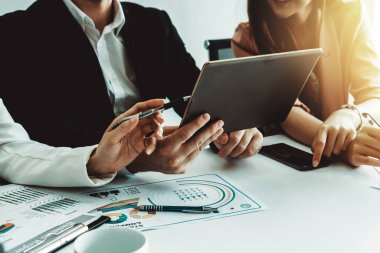 İş adamı, modern işyerindeki iş kadınlarıyla görüşmede. Kurumsal iş adamları konsepti. uds