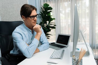 Güncellenmiş sürüm uygulama projesi denemesi ile ilgili kodlama programı ile pc align çalışma dizüstü bilgisayarı üzerinde çalışan çevrimiçi yazılım geliştirme bilgilerine bakan IT geliştiricisi yeni bir kod genel sistemi yaratıyor. Bireysel.