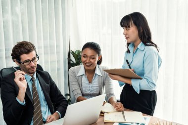 Modern ofis ortamında çalışan çeşitli etnik gruplardan çeşitli iş adamları. Üretken ve çok ırklı ofis çalışanları stratejik ticari pazarlama konusunda tartışmaya giriştiler. Çok titiz.