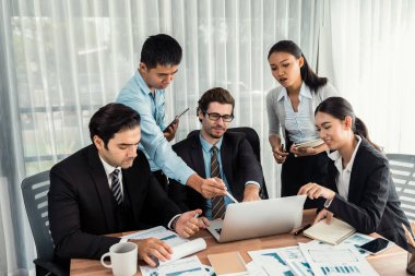 Modern ofis ortamında çalışan çeşitli etnik gruplardan çeşitli iş adamları. Üretken ve çok ırklı ofis çalışanları stratejik ticari pazarlama konusunda tartışmaya giriştiler. Çok titiz.