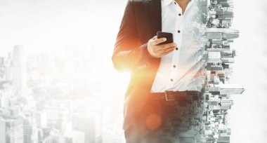 Business Communication Network Technology Concept - İş adamlarının modern şehir planında akıllı telefon ya da cep telefonu aygıtı kullanmaları. uds