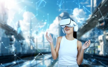Kadın standı beyaz VR kulaklık takıyor ve beyaz kolsuz bağlantı metaverse, gelecekteki teknoloji siber uzay topluluğu yaratıyor. Etrafına bakıyor ve meta 'da fantezi inşa etmekten zevk alıyor. Halüsinasyon.