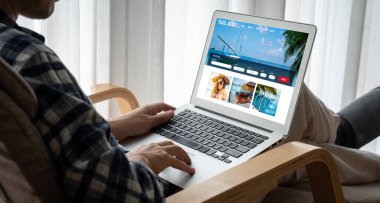 Model arama ve seyahat planlama için internet sitesi uçuş, otel ve tur rezervasyonları için anlaşma ve paket sunuyor