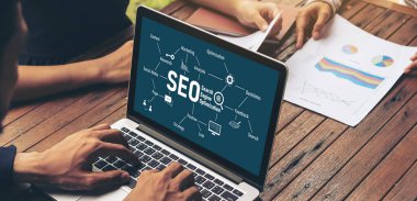 Model e-ticaret için SEO arama motoru optimizasyonu ve bilgisayar ekranında gösterilen çevrimiçi perakende işi
