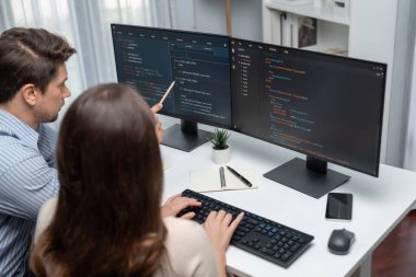 İki ekran ekranında yaratıcı web sitesi planlama yazılımını tartışan yetenekli geliştiriciler programı arka görüş konseptiyle ofiste tasarımı analiz eden tam yığın veri. Varsayım.