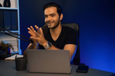 Yayıncı, fanclub dinleyicisiyle mikrofon kullanarak konuşuyor. Mor neon ışıklı modern stüdyoda yaratıcı olumlu düşünce konseptiyle canlı yayında finansal sorunları tartışıyor. Tahmin et..