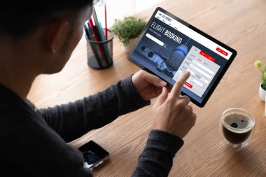 Online uçuş rezervasyon sitesi mod rezervasyon sistemi sağlar. Seyahat teknolojisi kavramı .