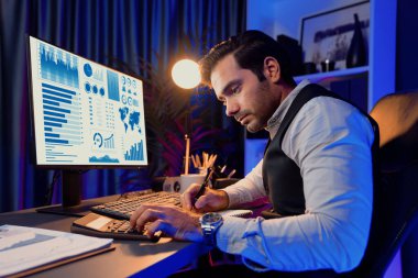 Akıllı iş adamı evrak raporlarını analiz eder, satış çeyreği online kanalı için kar ya da zarar hesaplar ürün servisinde hedef kitle pazar müşterisini neon karanlık ışık odasında karşılaştırır. Tahmin et..