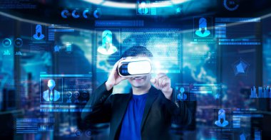 Proje yöneticisi güvenlik sistemi hologramını işaret ediyor ve mavi renkli gelecekteki ofiste duruyor. İş adamı, kimlik doğrulamak için artırılmış gerçeklik teknolojisini kullanıyor. Yaratıcılık.