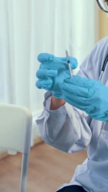 Liseli kız, aşı için yetenekli doktoru hastanede ziyaret ediyor. Covid 19 ve Coronavirus Aşı Merkezi Hizmet Konsepti .