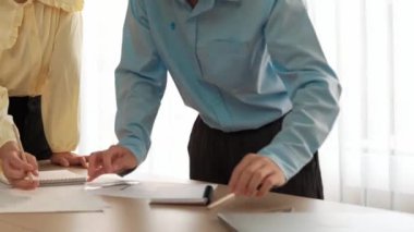 Mimarlar veya akıllı mühendislerin videosu mimari ofisindeki inşaat doğruluğu için taslak üzerinde ölçüm aracı, bölücü ve kalem el yazısı detaylarını kullanır. Eline odaklan. - Yakın çekim. Tanımlama.