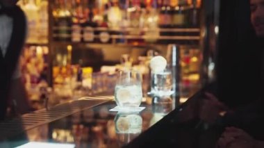 Lüks bir barda limon dilimlenmiş limonla cin ya da tonik servisi yapan akıllı barmen, sıcak gece kulübünün atmosferinde VIP müşteri çiftleriyle canlı sohbetler yapıyor. Vinosity.