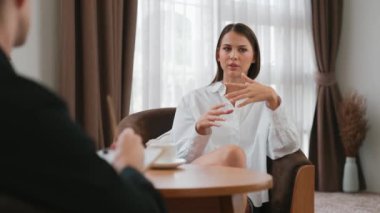 Psikolojik konsültasyon zihinsel problemde iyileşme kaydediyor, genç hasta terapi seansında, psikiyatrist de akıl hastalıkları konusunda tanı koyuyor. Zihinsel tedavi seansı. Düzenle