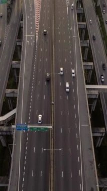 İHA ile alınan yoğun şehir trafiği ile karayolu kavşağının hava görüntüsü. Şehir otoyolu Bangkok 'un doğusundaki çevre yolunda, ulaşım ağında alındı..
