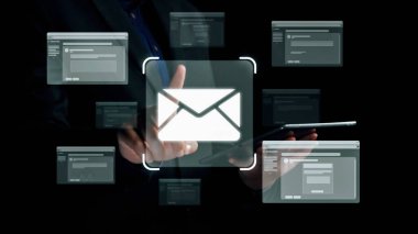 İş adamı e-posta kutusunu kontrol ediyor, daha iyi verimlilik için mesajları düzenliyor ve önceliklerini belirliyor. Etkili iletişim için akıllı e-posta teknikleri öğren. Kullanıcı Kimliği