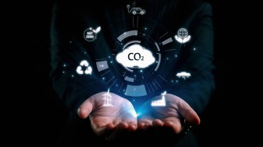 İş adamı CO2 emisyonlarını azaltmak için girişimlerde bulunuyor ve net sıfır hedefliyor. Daha yeşil bir gezegenin karbondioksitini azaltarak sürdürülebilirliğe olan bağlılığını gösteriyor. Kullanıcı Kimliği