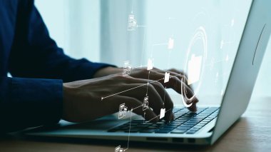 Verimli çalışma süreçleri için çevrimiçi belge dizinlerini yöneten iş adamı. Tüm önemli çevrimiçi belgelerinize kolayca güvenli ve hızlı bir şekilde erişim sağlayın. Kullanıcı Kimliği