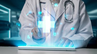 Zeki doktorların hastanede yüzen tıbbi çapraz hologramla klavyeyi gösterip daktilo etmelerine yakın durun. Tıp çalışanı tıbbi verileri araştırıyor ve analiz ediyor ya da sağlık sistemini birbirine bağlıyor. İyileştirici.