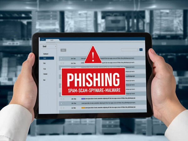 Программное обеспечение кибер-безопасности показывает предупреждение о кибератаке для защиты плотно. Опасность от вирусов, фишинга и кибермошенничества.