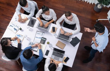 Üst düzey analist ekibi toplantı odasındaki mali verileri analiz etmek için BI Fintech 'i kullanıyor. İş anlayışı ve stratejik pazarlama planlaması için kağıt üzerinde analitik BI gösterge paneli. Tedbirli