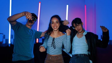 Farklı sokak dansçıları partilerde neon ışıklarıyla şehir pop müziğine taşınırken erkekler süslü gözlükler takıyor. Çekici hipster kameraya bakarken dans eder ya da pratik yapar. Mutluluk.