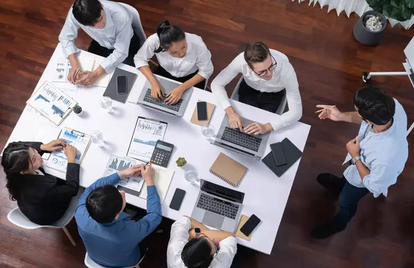 Üst düzey analist ekibi toplantı odasındaki mali verileri analiz etmek için BI Fintech 'i kullanıyor. İş anlayışı ve stratejik pazarlama planlaması için kağıt üzerinde analitik BI gösterge paneli. Tedbirli