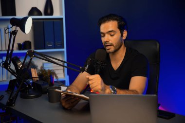 Yayın kuruluşu, mor neon ışık stüdyosunda yaratıcı olumlu düşünce konseptiyle canlı yayında psikoloji, beden ve ruh üzerine eğitim vermek için dinleyiciye senaryo notuyla konuşuyor. Tahmin et..