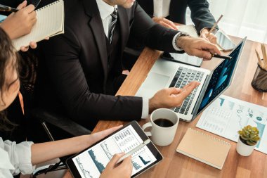 Fintech BI 'ın finansal veri analizi ya da iş zekası göstergesi bilgisayar ve tabletten pazarlamayı planlayan iş adamlarının finansal veri analizine kadar. Habiliment