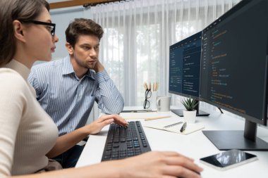 Takım becerisi geliştiricileri programı en yeni kodlama yaratıcı web sitesi planlama yazılım projesini iki bilgisayar ekranında düşünerek, ofiste tam yığın veri analizi ile karşılaştırıldığında. Varsayım.