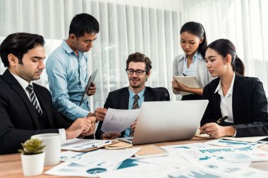 Ofis masasındaki finansal veri raporlarını analiz eden çeşitli bir grup iş analisti. Stratejik pazarlama planlaması için iş zekası analizi çizelgesi ve grafiği.
