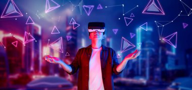 Meta evreni keşfetmek için can atarken VR gözlük takan zeki bir adam. Geometrik şekle ya da parlak neon rengi mor ve mavi olan gelecekçi şehre bakan Asyalı bir oyuncu. Teknoloji. Yaratıcılık.