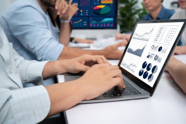 Analist ekibi, mali verileri analiz etmek için BI Fintech ekran dizüstünü kullanıyor. İş adamları BI yazılım teknolojisi torpido gücünün ticari pazarlama planlamasında kullanılacak gücü analiz ediyor. Tedbirli