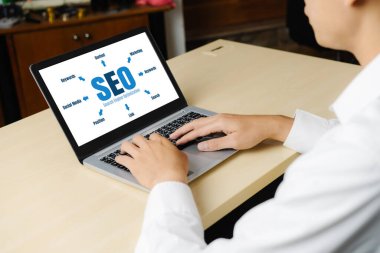 Model e-ticaret için SEO arama motoru optimizasyonu ve bilgisayar ekranında gösterilen çevrimiçi perakende işi