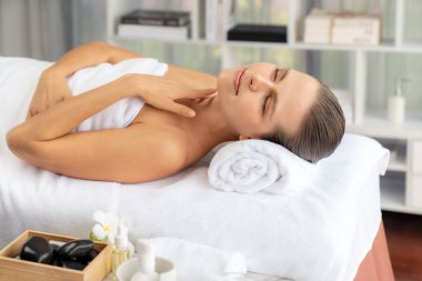 Kafkasyalı kadın müşteri stres önleyici spa masajının keyfini çıkarıyor ve lüks otel ya da oteldeki gündüz açık ortam güzellik salonunda güzellik teniyle eğleniyor. Sessiz.