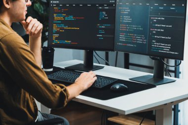 IT geliştiricisi, yazılım güncellenmiş yazılım sürümü kavramını yaratarak, kodlama uygulama ekranları üzerinde modern ev ofisteki pc monitörlerinde çevrimiçi yazılım geliştirme üzerinde çalışıyor. Toplayıcı.