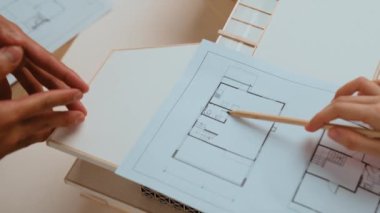 Müşteri denetimi ile yavaş çekim iç mimar taslağı hazırlamak ve ev dekorasyonunu müşteri talebine göre düzenlemek. Mimari müşteri hizmetleri. Filizlenen