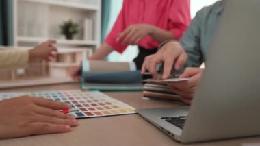 Profesyonel mimar ve iç mimarın yavaş çekim görüntüleri. İç mekan tasarımı için malzeme ve renk paleti sunumu. Müşteri denetimi ve denetimine dayalı. Değiştirilmiş